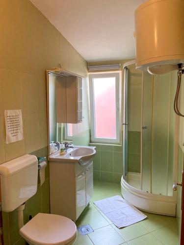 Ένα μπάνιο στο Apartments Tiho & Jelena