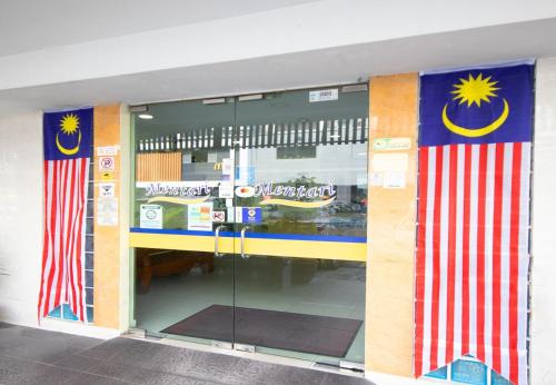 a store front with two american flags on the wall at Sun Inns Hotel Sunway Mentari in Petaling Jaya