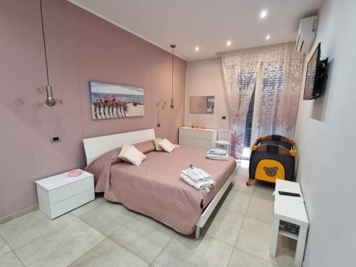 a bedroom with a bed with a pink wall at Casaluisa in Genova