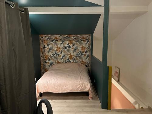 Cette petite chambre mansardée comprend un petit lit. dans l'établissement Petite maison agréable climatisée, à Nègrepelisse