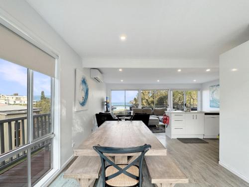Una cocina o zona de cocina en Oceanfront 4-Bed Haven with BBQ & Alfresco Dining