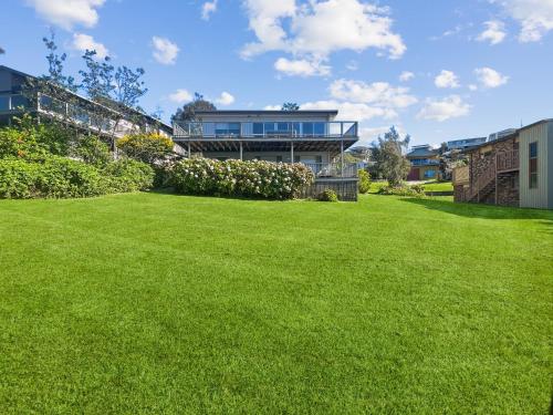Jardín al aire libre en Oceanfront 4-Bed Haven with BBQ & Alfresco Dining