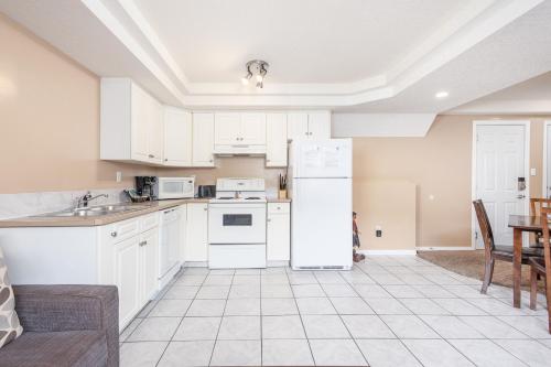 Cuisine ou kitchenette dans l'établissement Paradise Canyon Golf Resort - Luxury Condo M409