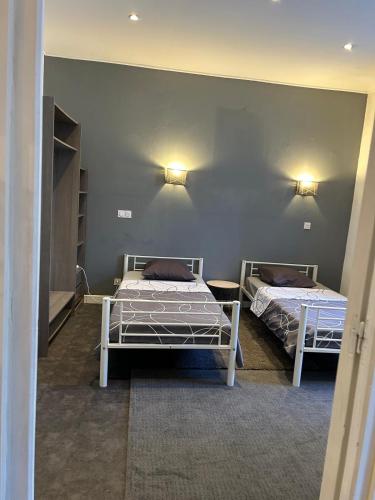 - 2 lits dans une chambre avec 2 lampes sur le mur dans l'établissement Appartement t3 centre ville de Nice, à Nice