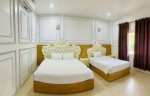 Postel nebo postele na pokoji v ubytování Ruby Star Quỳnh Resort