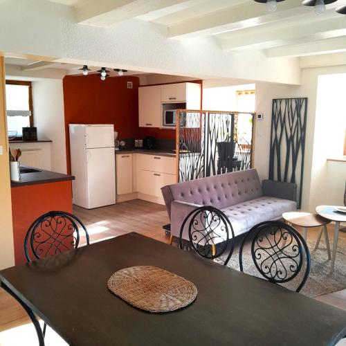 un salon avec un canapé et une table dans l'établissement gite que canta, à Saint-Julien-Vocance