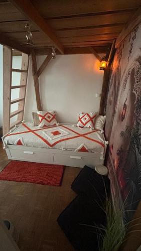 Cette chambre comprend un lit avec des oreillers rouges et blancs. dans l'établissement Marrakech comes to Toulouse, à Toulouse