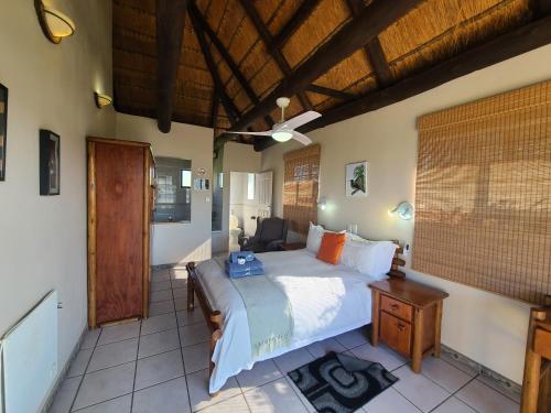Ένα ή περισσότερα κρεβάτια σε δωμάτιο στο Wavecrest Beach Hotel & Spa