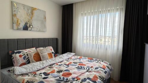 Ένα ή περισσότερα κρεβάτια σε δωμάτιο στο Faralya Residence Cozy Apartment with Sea View in Quiet Payallar, Beach Shuttle and Full Facilities