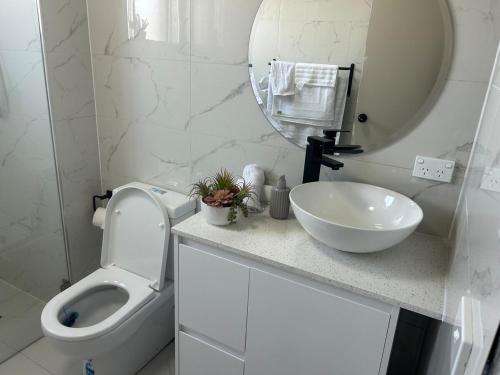Ένα μπάνιο στο Chic Retreat in Granville - steps to train !