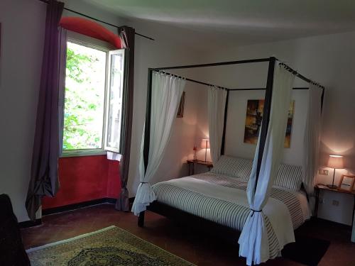 1 dormitorio con 2 camas y 2 ventanas en Mich&Letti, en Brescia