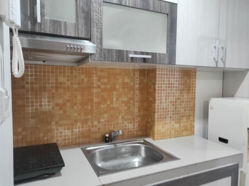 Kuchyň nebo kuchyňský kout v ubytování Best Deal and Cozy 2BR Vida View Apartment By Travelio