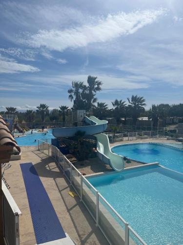 - un toboggan dans la piscine d'un complexe dans l'établissement Camping 5étoiles, Torreilles Plage, à Torreilles