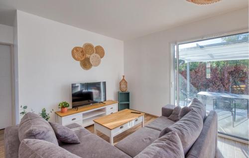 Una sala de estar con un sofá y un televisor. en Stunning Home In La Brée-Les-Bains, en La Brée-les-Bains