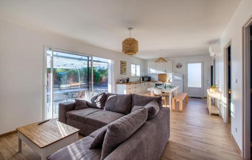 un salon avec un canapé et une cuisine dans l'établissement Stunning Home In La Brée-Les-Bains, à La Brée-les-Bains