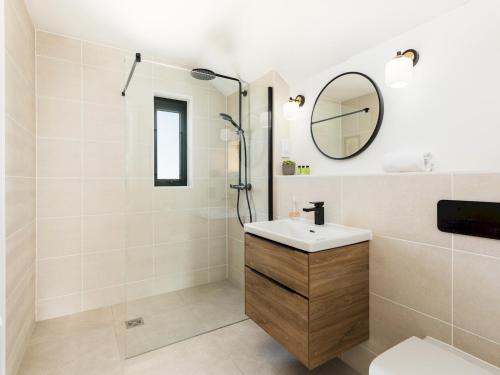 Koupelna v ubytování Stunning 5 bedroom lake-house hot tub views - Pass the Keys