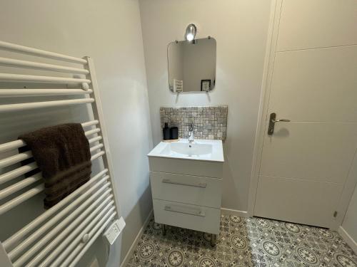 a small bathroom with a sink and a mirror at Maison Rose in Dognen