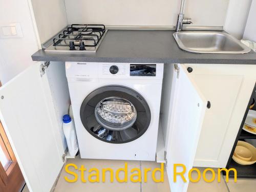 Η κουζίνα ή μικρή κουζίνα στο Villa Uliveto rooms with Kitchen & Garden
