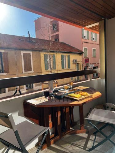 d'un balcon avec une table et une vue sur un bâtiment. dans l'établissement Astrella, à Bandol