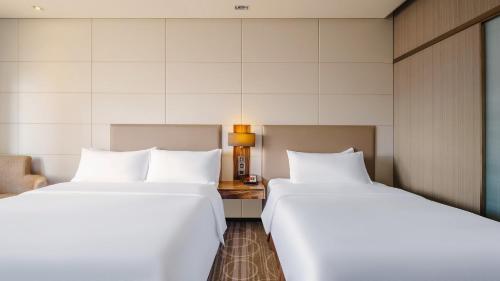 two beds in a hotel room at Crowne Plaza Kunming City Centre by IHG in Kunming