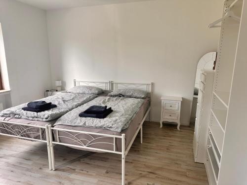 Postel nebo postele na pokoji v ubytování Schöne Ferienwohnung mit Waldblick in Dillenburg
