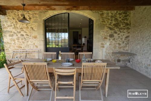 Photo de la galerie de l'établissement Mas provençal avec piscine cadre exceptionnel, à Forcalquier