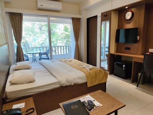 Postel nebo postele na pokoji v ubytování Hotel Shreyas