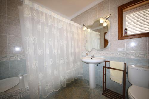 un baño con lavabo y espejo en Your Island Villa Son Serra, en Son Serra de Marina