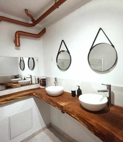 La salle de bains est pourvue de 2 lavabos et de miroirs sur un comptoir. dans l'établissement La trouvaille des retrouvailles, à Saint-Marc-le-Blanc