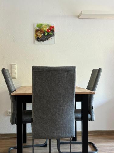 a meeting room with wooden tables and chairs at Charmante Ferienwohnung - Studio - an der Obernbreiter Kanzel - 50 m bis zu den Weinbergen in Obernbreit