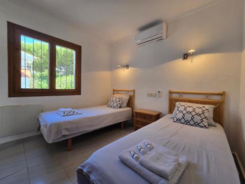 Ένα ή περισσότερα κρεβάτια σε δωμάτιο στο Rayo de Sol Beautiful bungalow with sea view