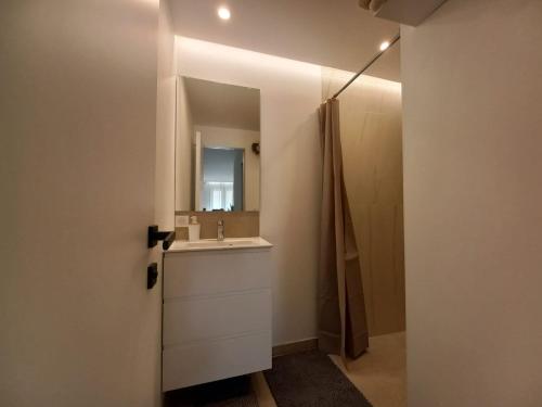 une salle de bain avec un lavabo et un miroir dans l'établissement Le Castillon, à Roquebrune-sur Argens