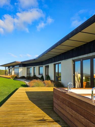 Φωτογραφία από το άλμπουμ του Off Grid Luxury- Soak In The View! σε Mangapai