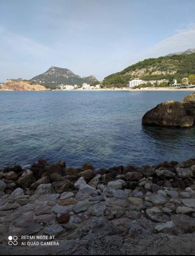 una vista di un grande specchio d'acqua con rocce di Sea&Sun a Sutomore