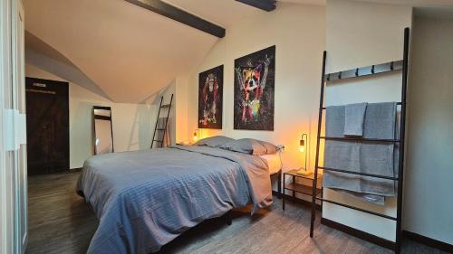 - une chambre avec un lit et une étagère avec des serviettes dans l'établissement La Tanière Sedanaise 2 bedrooms parking wifi, à Sedan