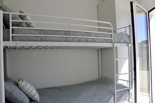 Ce lit superposé se trouve dans un dortoir avec une échelle. dans l'établissement Splendid 3-bedroom villa for 6 people, à Saint-Tropez