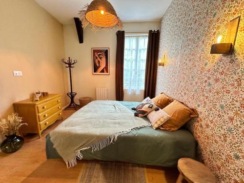 une chambre avec un lit avec un animal en peluche dessus dans l'établissement Appartement familial hyper centre Troyes, à Troyes