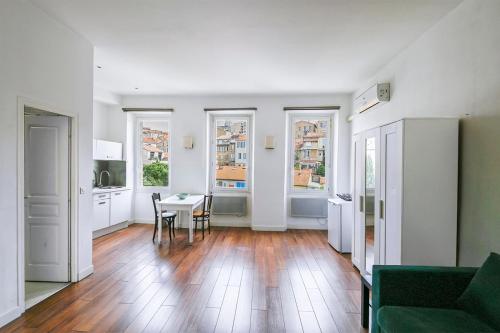 un salon avec un canapé vert et une table dans l'établissement Beautiful studio close to the beach, à Marseille