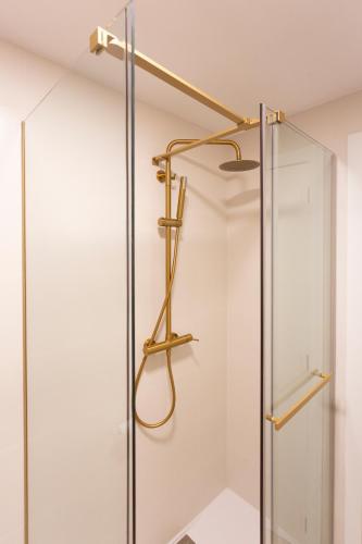a shower with a glass door at El Paraíso Dorado in Bellreguart