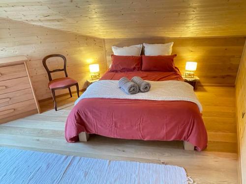 une chambre avec un grand lit dans une pièce en bois dans l'établissement Atelier Scandinave, à Westhoffen
