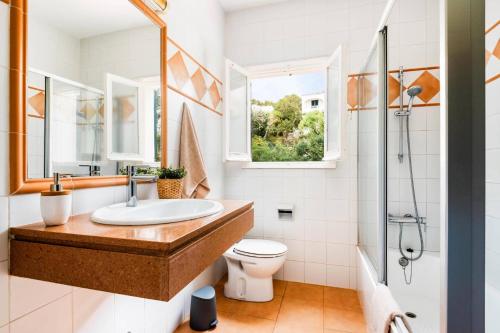 Ένα μπάνιο στο Villa Alessandra by Villa Plus