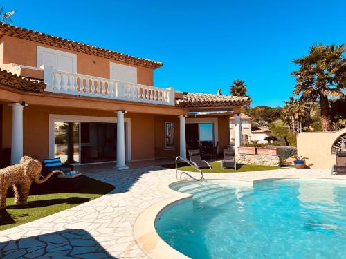 une maison avec une piscine devant dans l'établissement Le Golf, à Sainte-Maxime