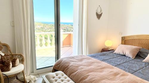 una camera da letto con un letto e una grande finestra di Le Golf a Sainte-Maxime