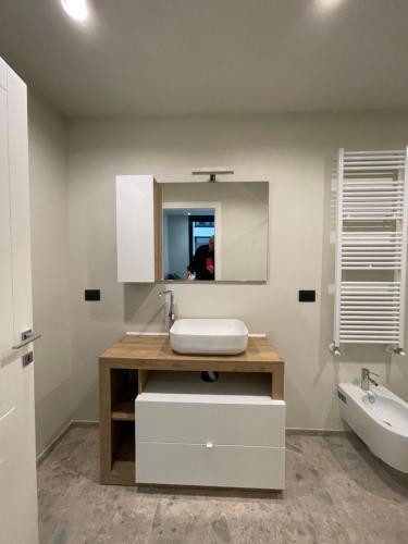 een badkamer met een wastafel, een spiegel en een bad bij Glass & Charme - Central Suite in Turijn