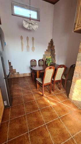 Un comedor con mesa y sillas en Apartament Tarasy, en Gdansk