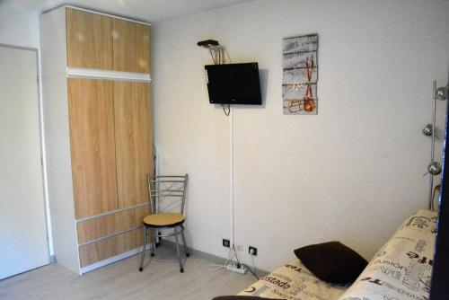 Televízia a/alebo spoločenská miestnosť v ubytovaní Loue studio-cabine à Barèges(65)