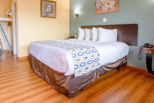 a large bed in a hotel room at Hotel Avenida - Oceanside Camp Pendleton in Oceanside