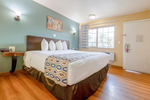 a hotel room with a large bed in a room at Hotel Avenida - Oceanside Camp Pendleton in Oceanside