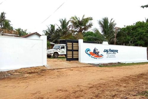 Πιστοποιητικό, βραβείο, πινακίδα ή έγγραφο που προβάλλεται στο Saltwater Surf Camp