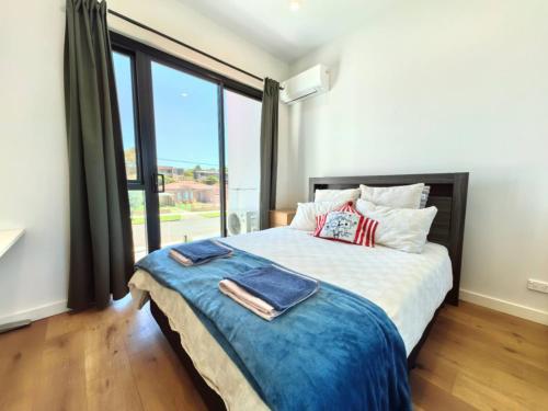 Ένα ή περισσότερα κρεβάτια σε δωμάτιο στο Bright room with queen bed and balcony near train station